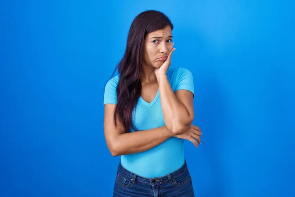 Mujer Hispana Joven Pie Sobre Fondo Azul Pensando Que Cansada — Foto de Stock
