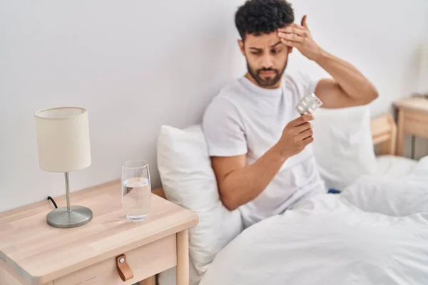Junger Araber Nimmt Tabletten Gegen Kopfschmerzen Schlafzimmer — Stockfoto