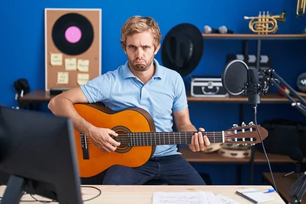 Kafkasyalı Bir Adam Müzik Stüdyosunda Klasik Gitar Çalıyor Depresyonda Üzüntüden — Stok fotoğraf