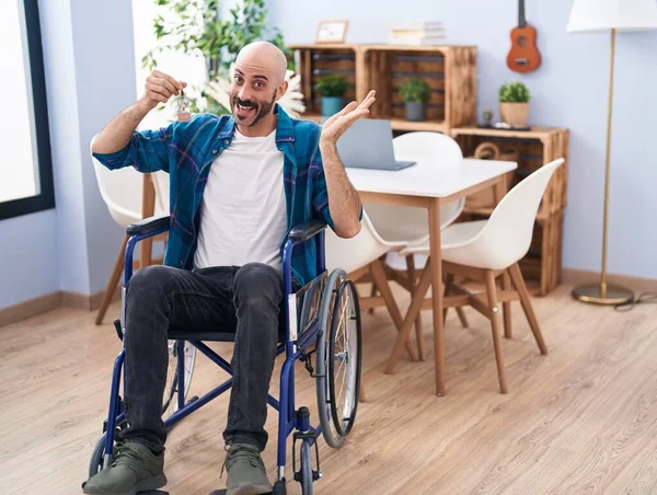 Hispanic Man Beard Sitting Wheelchair Holding New House Keys Celebrating — Stock Photo, Image
