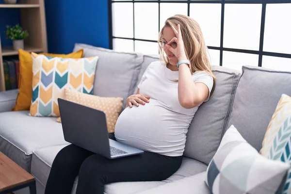 Jonge Zwangere Vrouw Zitten Bank Thuis Met Behulp Van Laptop — Stockfoto