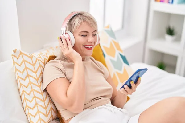 Young Blonde Woman Listening Music Lying Bed Bedroom — Stockfoto