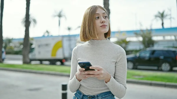Sokakta Akıllı Telefon Kullanan Genç Sarışın Kadın — Stok fotoğraf