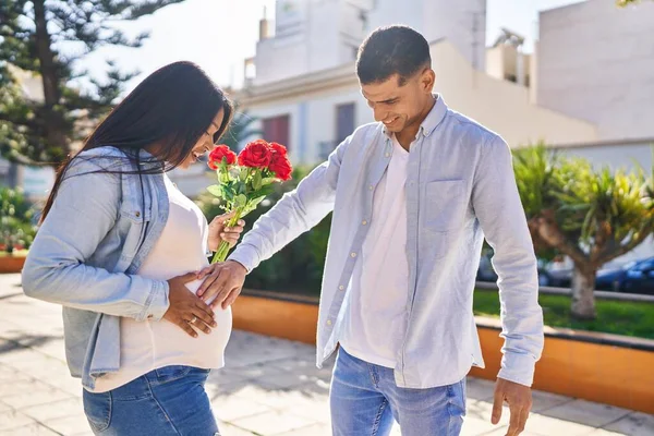 Young Latin Couple Expecting Baby Surprise Flowers Park — Fotografia de Stock