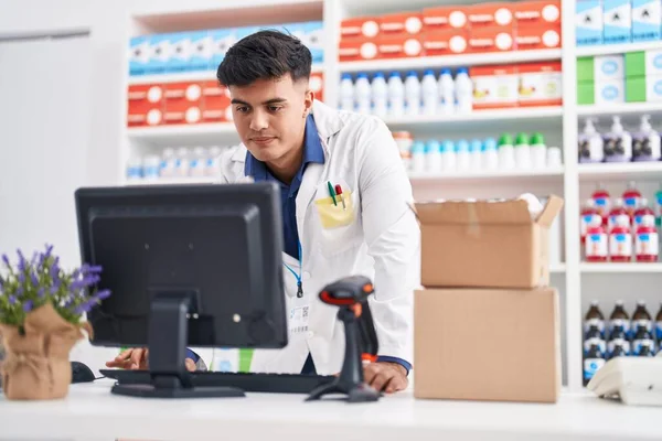 Young Hispanic Man Pharmacist Smiling Confident Holding Pills Bottle Pharmacy — Stockfoto