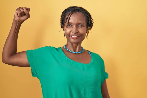 Afrikaanse Vrouw Met Dreadlocks Staan Gele Achtergrond Sterke Persoon Tonen — Stockfoto