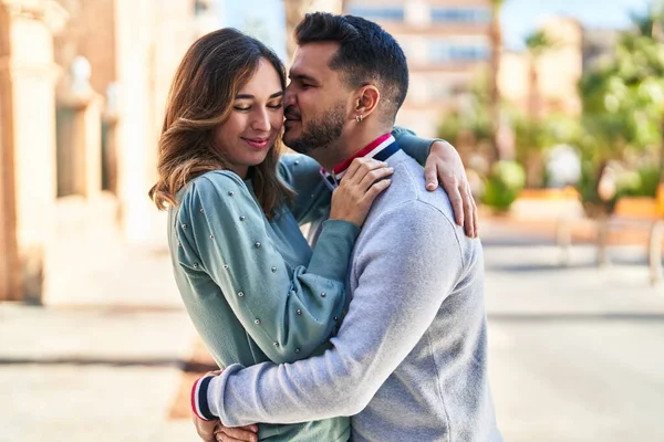 Uomo Donna Sorridenti Fiduciosi Abbracciarsi Baciarsi Strada — Foto Stock