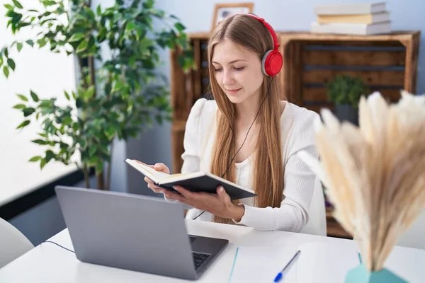 Jonge Kaukasische Vrouw Lezen Boek Luisteren Naar Muziek Studeren Thuis — Stockfoto