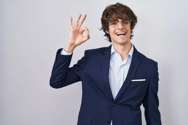Hispanic Företag Ung Man Bär Glasögon Ler Positivt Gör Tecken — Stockfoto