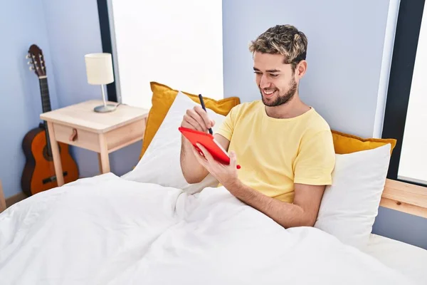 Junger Mann Sitzt Mit Touchpad Auf Bett Schlafzimmer — Stockfoto