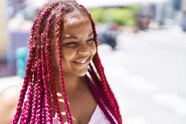 Mujer Afroamericana Sonriendo Confiada Mirando Lado Calle —  Fotos de Stock