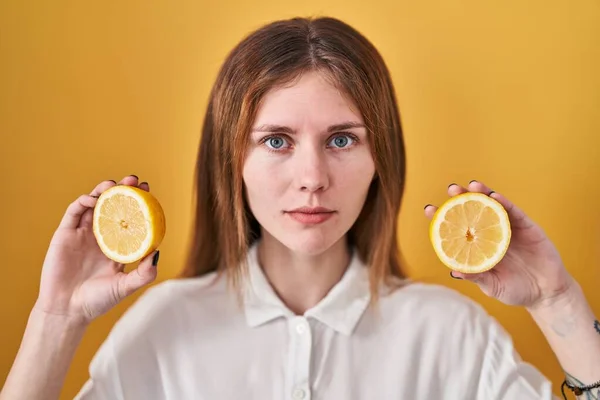 Schöne Frau Hält Zitronen Entspannt Mit Ernstem Gesichtsausdruck Einfacher Und — Stockfoto