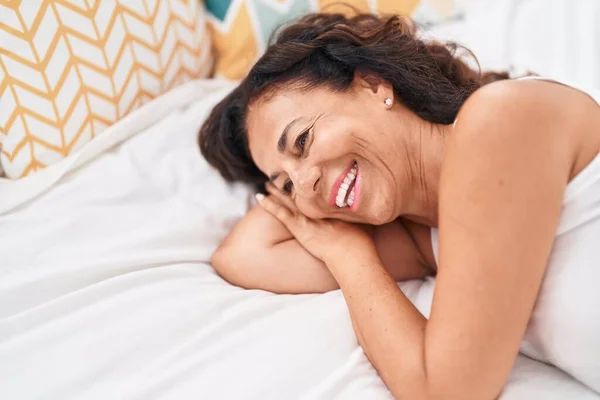 Middle Age Woman Smiling Confident Lying Bed Bedroom — Stock Fotó