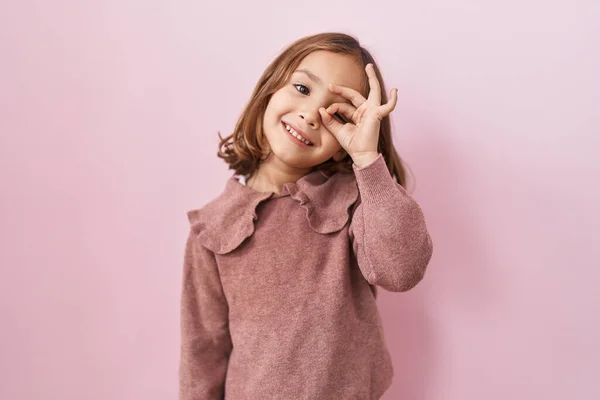 Malá Hispánská Dívka Stojící Nad Růžovým Pozadím Úsměvem Šťastný Dělá — Stock fotografie