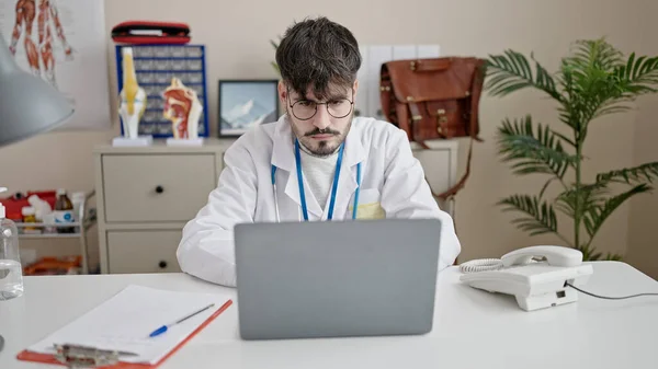 Giovane Ispanico Uomo Medico Utilizzando Computer Portatile Che Lavora Clinica — Foto Stock