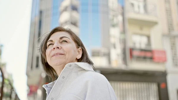 Střední Věk Hispánská Žena Usmívá Sebevědomě Při Pohledu Oblohu Ulici — Stock fotografie