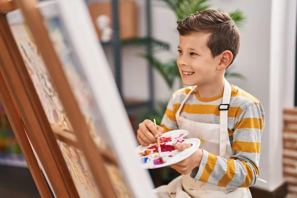 Niño Rubio Sonriendo Dibujo Seguro Estudio Arte — Foto de Stock