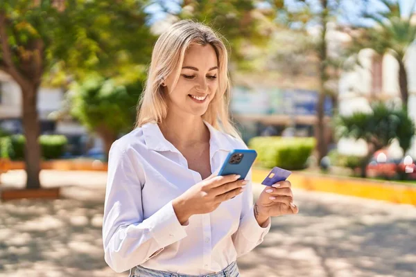 Young Blonde Woman Using Smartphone Credit Card Park — Stock Photo, Image