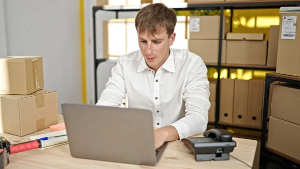 Giovane Uomo Caucasico Commerce Business Worker Utilizzando Computer Portatile Seduto — Foto Stock