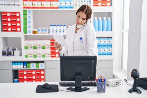 Young Woman Pharmacist Talking Telephone Working Pharmacy — Foto Stock