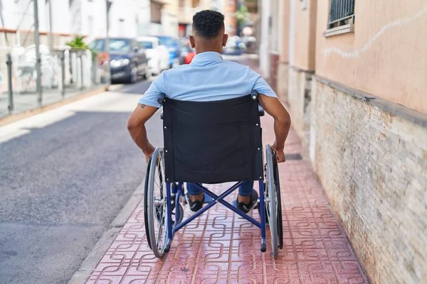 Sokakta Tekerlekli Sandalyede Oturan Genç Latin Adam — Stok fotoğraf