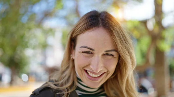 Young Beautiful Hispanic Woman Smiling Confident Park — ストック写真