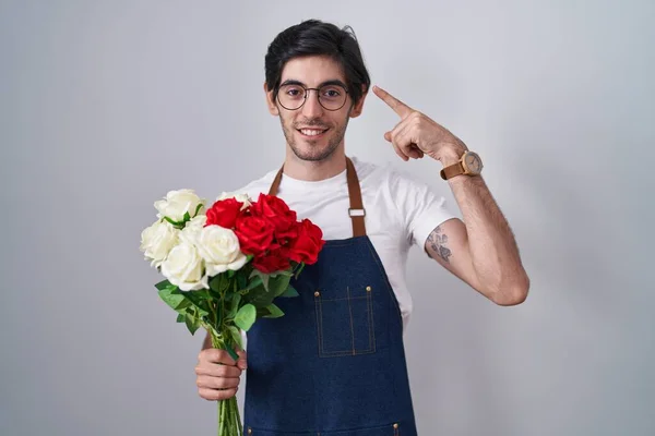 Joven Hombre Hispano Sosteniendo Ramo Rosas Blancas Rojas Sonriendo Apuntando —  Fotos de Stock