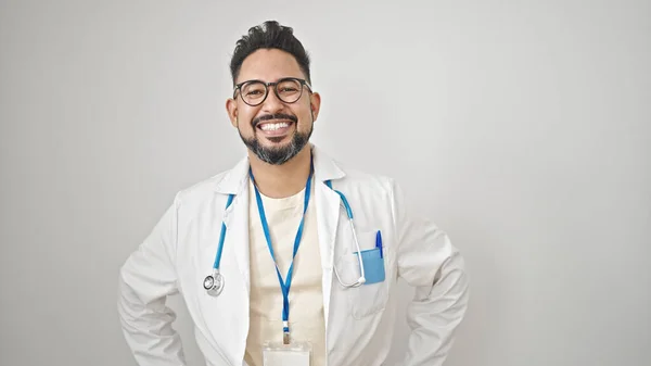 Junger Lateinischer Arzt Lächelt Selbstbewusst Vor Isoliertem Weißem Hintergrund — Stockfoto