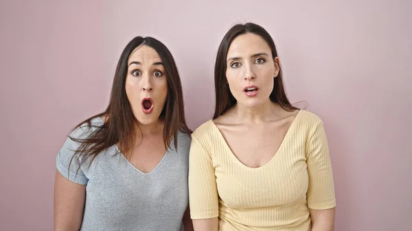 Dos Mujeres Pie Con Expresión Sorpresa Sobre Fondo Rosa Aislado — Foto de Stock