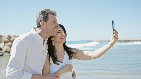 Seniorenpaar Lächelt Selbstbewusst Und Macht Selfie Mit Kamera Meer — Stockfoto