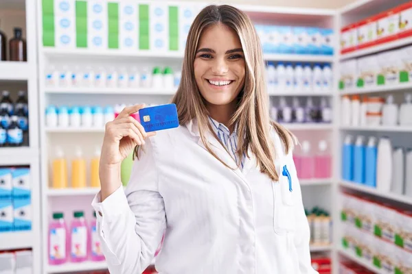 Іспанська Молода Жінка Яка Працює Аптеці Тримає Кредитну Картку Позитивному — стокове фото