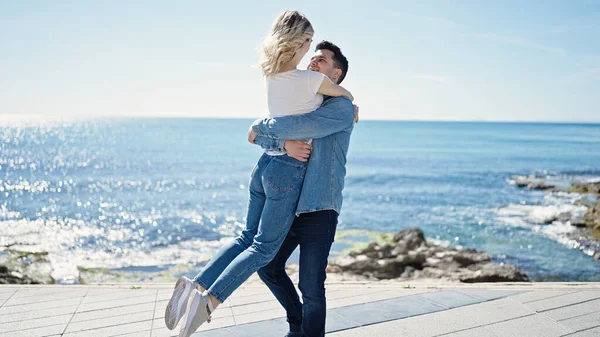 Man Woman Couple Smiling Confident Hugging Each Other Seaside — Stock Photo, Image