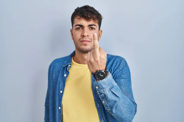 Young Hispanic Man Standing Blue Background Showing Middle Finger Impolite — Fotografia de Stock