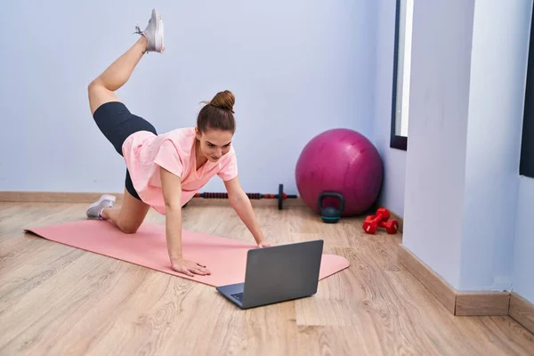 Young Woman Smiling Confident Having Online Legs Training Sport Center — Stok fotoğraf