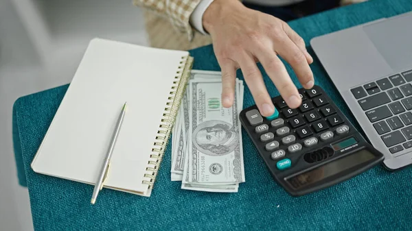 Młody Latynos Liczy Dolary Używając Kalkulatora Pisania Notatek Jadalni — Zdjęcie stockowe