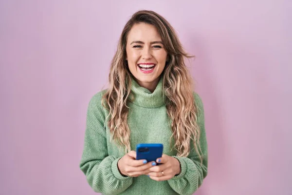 Joven Mujer Caucásica Usando Mensaje Escritura Teléfonos Inteligentes Sonriendo Riendo — Foto de Stock