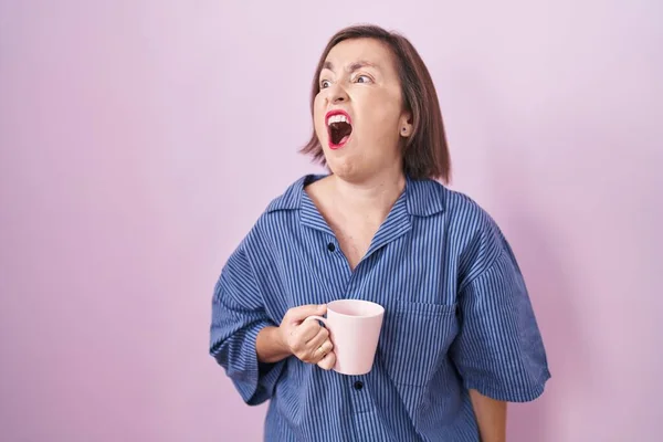 Mujer Hispana Mediana Edad Bebiendo Una Taza Café Enojada Loca — Foto de Stock