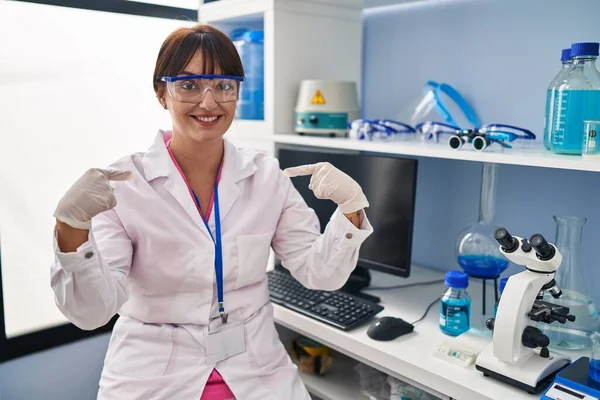 Young Brunette Woman Working Scientist Laboratory Looking Confident Smile Face — Φωτογραφία Αρχείου