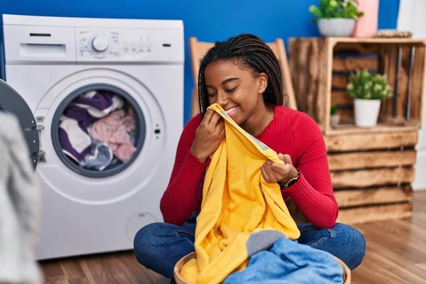 Afroamerykanka Pachnąca Ręcznikiem Pranie Ubrań Pralni — Zdjęcie stockowe
