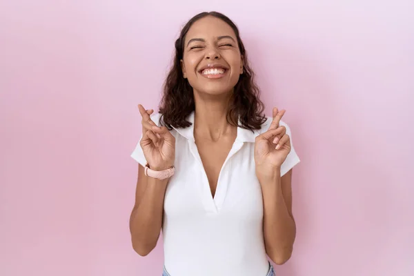 Mulher Hispânica Jovem Vestindo Casual Branco Shirt Gesto Dedo Cruzado — Fotografia de Stock