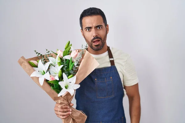 Homem Hispânico Com Barba Trabalhando Como Florista Face Choque Parecendo — Fotografia de Stock