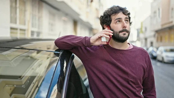 Mladý Hispánec Mluví Smartphone Opírající Auto Ulici — Stock fotografie