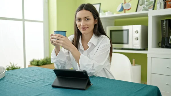 Joven Hermosa Mujer Hispana Usando Touchpad Bebiendo Café Sentado Mesa —  Fotos de Stock