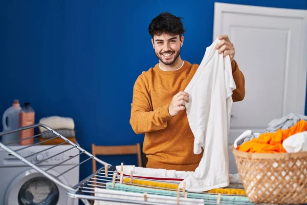 Jonge Spaanse Man Glimlacht Vol Vertrouwen Hangende Kleren Aan Waslijn — Stockfoto