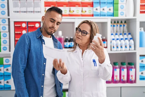 Man Woman Pharmacist Reading Pills Label Bottle Prescription Pharmacy — Foto Stock