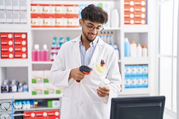 Jovem Árabe Homem Farmacêutico Sorrindo Confiante Digitalizar Pílulas Garrafa Farmácia — Fotografia de Stock