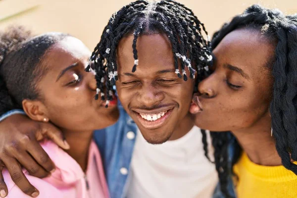 Amigos Afro Americanos Sorrindo Confiantes Abraçando Uns Aos Outros Beijando — Fotografia de Stock