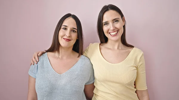 Dos Mujeres Sonriendo Confiadas Abrazándose Unas Otras Sobre Fondo Rosa —  Fotos de Stock