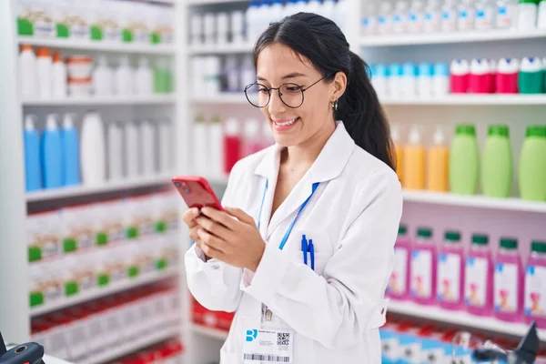 아름다운 지중해 약사가 스마트폰으로 약국에서 일하는 — 스톡 사진