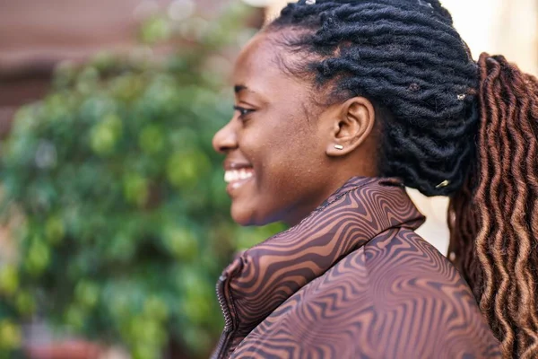 Afro Amerikaanse Vrouw Glimlachen Zelfverzekerd Kijken Naar Zijkant Straat — Stockfoto